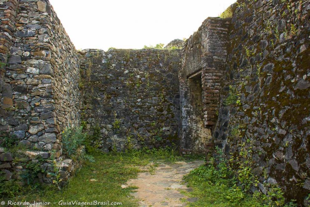 Imagem dos muros de pedras no Forte de Nossa  Sra dos Remédios.